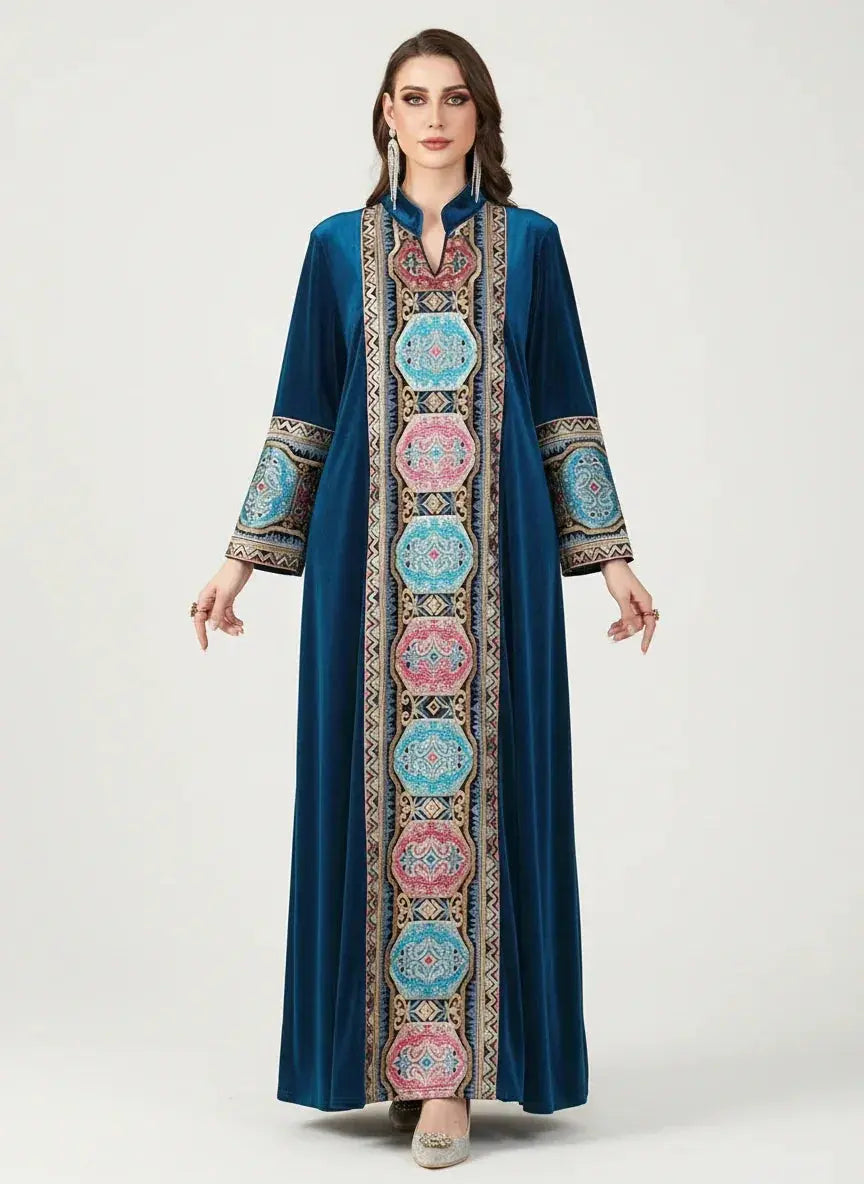 Femme portant une longue robe velle bleue avec broderies géométriques multicolores sur le devant et les manches