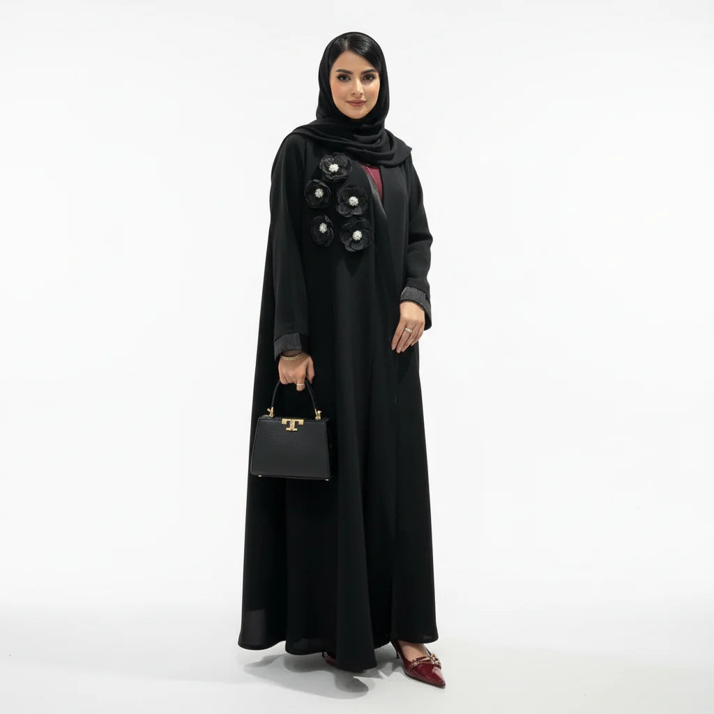 Femme élégante assise en abaya violet clair et violet foncé avec lunettes de soleil noires