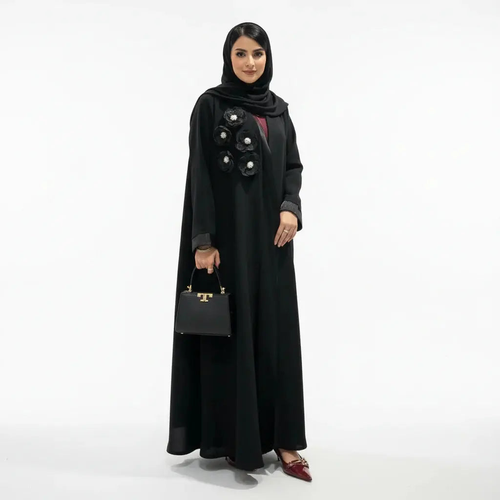 Femme élégante assise en abaya violet clair et violet foncé avec lunettes de soleil noires