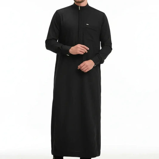 Homme portant une thobe noire élégante à manches longues avec col mao et poche poitrine