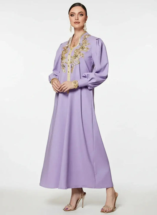 Robe longue mauve avec broderies dorées, manches longues bouffantes, chaussures à talons